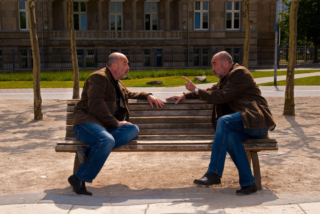 Zwei-Maenner-auf-einer-Bank